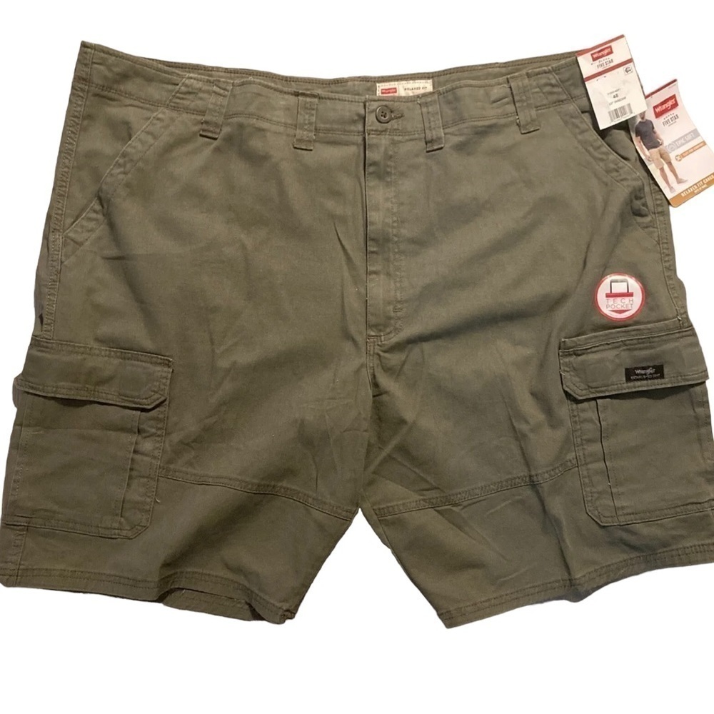Wrangler Men’s Size 48 relaxed fit Cargo shorts olive green flex inseam 10" NWT